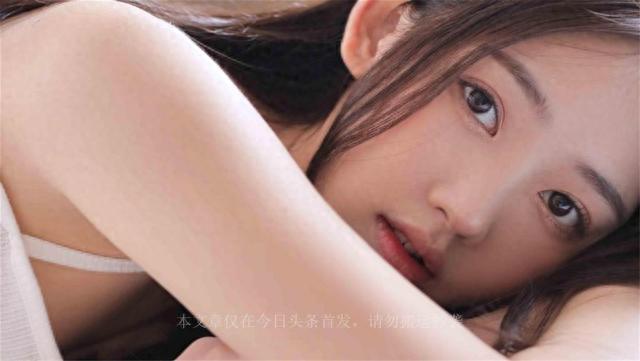 21年湖北女子“一丝不挂”大闹高铁，当众表演全裸劈叉，惊呆乘客