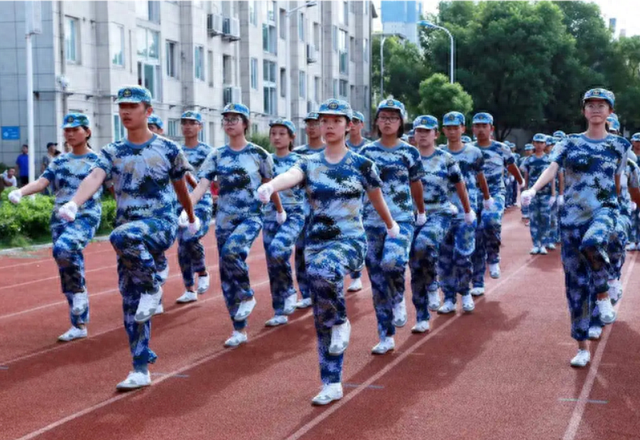 女大学生“透明军训服”走红，隐私被暴露在外，好身材一览无余！