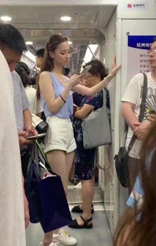 地铁遇到一个女神级别的美女，如何搭讪加微信啊？