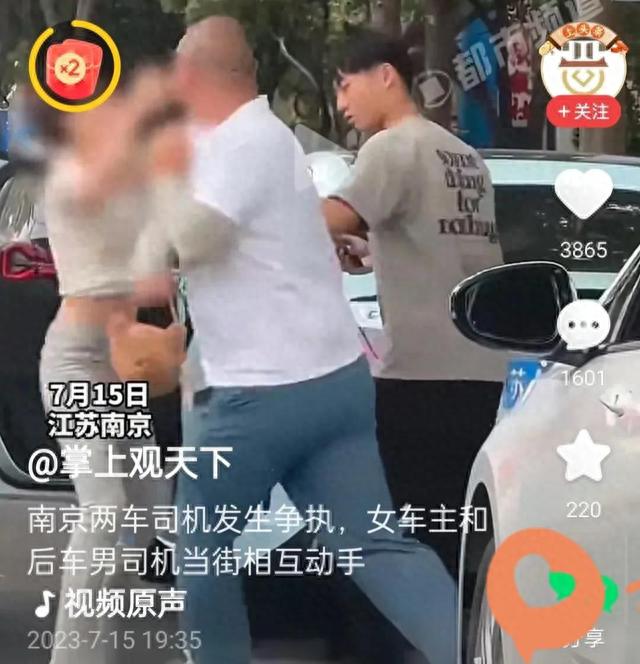 突发！光头大哥街头殴打美女，疑似一拳打掉牙，男友无奈掏出手机