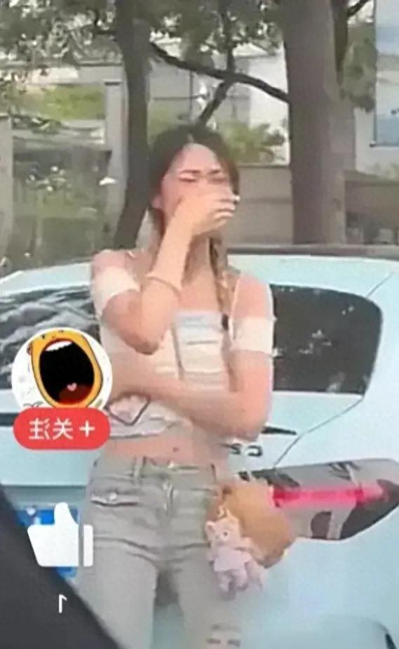 突发！光头大哥街头殴打美女，疑似一拳打掉牙，男友无奈掏出手机