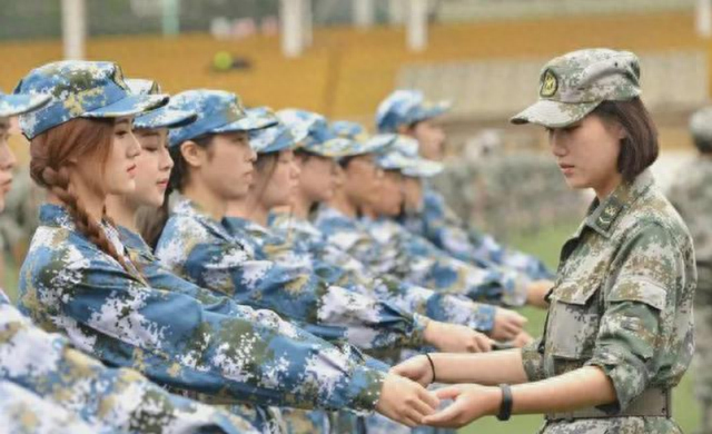 女大学生“透明军训服”走红，隐私被暴露在外，好身材一览无余！