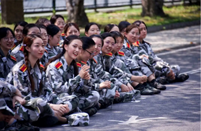 女大学生“透明军训服”走红，隐私被暴露在外，好身材一览无余！