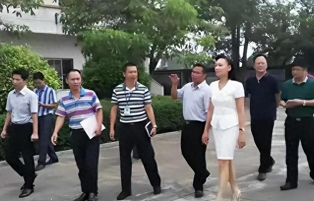 广东美女书记郑小燕，从幼师飙升为区委书记，人前反腐，人后谋利