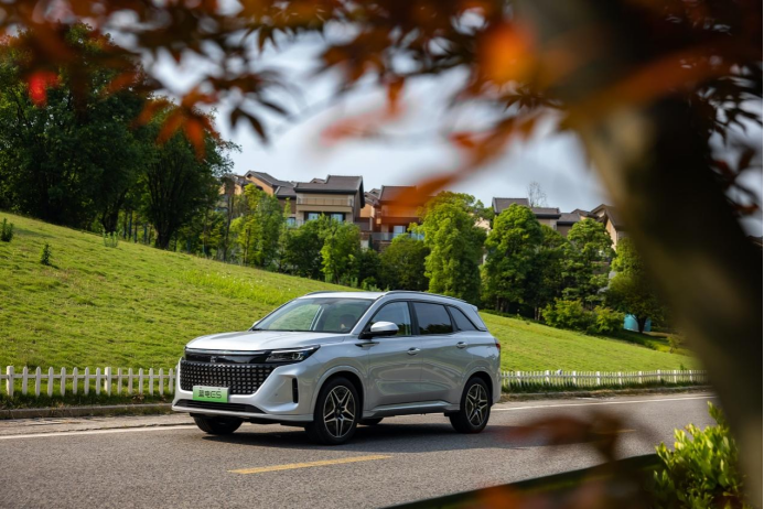 10万出头买大7座电混SUV？蓝电E5限时大优惠3.5万，黄金周出游神器了解一下