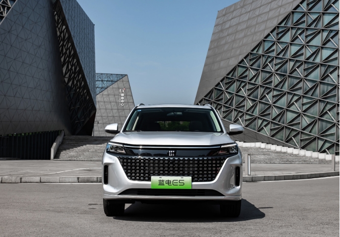 中型SUV、是插混、还不到10万，蓝电E5让吉利博越L怎么“活”