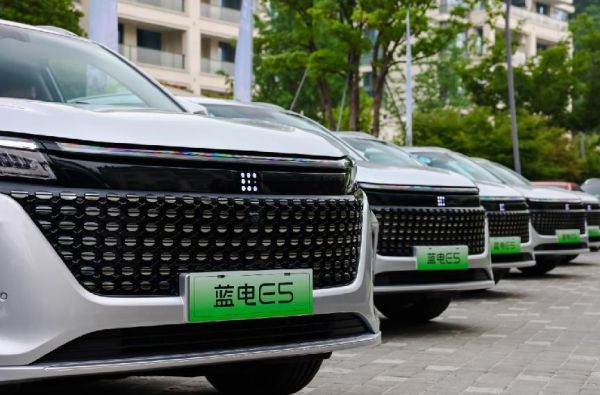 同样是插混SUV，蓝电E5定位中型才9.98万起；欧尚Z6 iDD拿什么比呢？