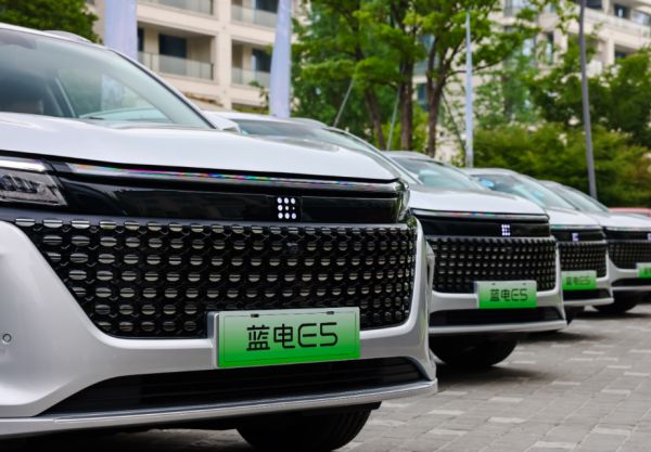 同样是买插混SUV；蓝电E5比欧尚Z6 iDD便宜3万，还有7座可选？