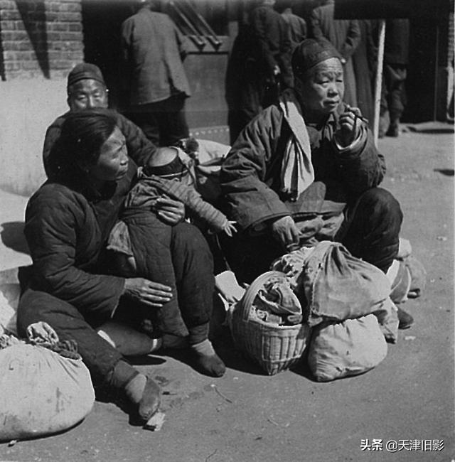 天津旧影，90年前天津人过年变化不大，法国桥上汽车驴车并行