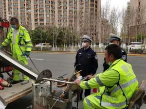 汽车防滑图标(多种新型交通标线“五一”亮相街头，夜间反光、雨雪天防滑……)