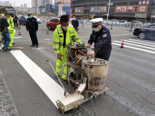 多种新型交通标线“五一”亮相街头，夜间反光、雨雪天防滑……